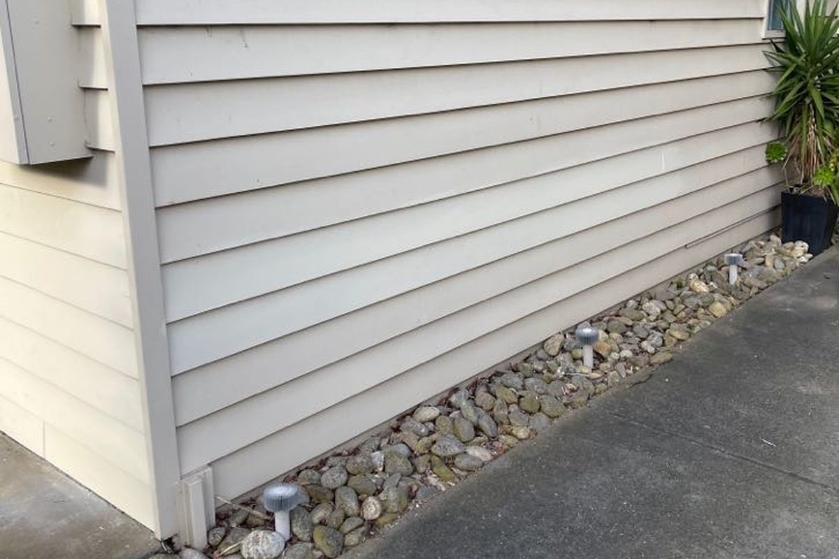 Weatherboard wall in South Geelong after rotten boards were replaced and painted by JFM